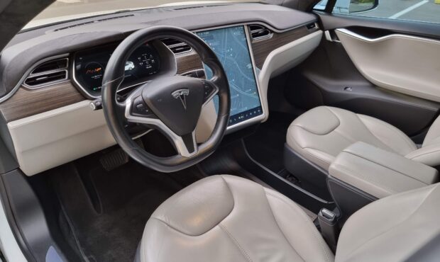 Мініатюра 25 Tesla Model S 85D 2015