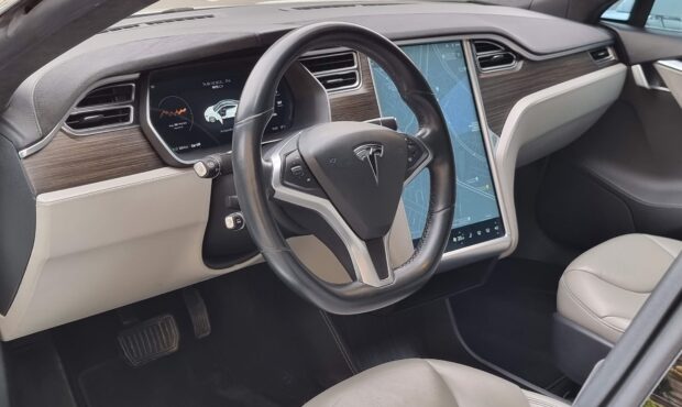 Миниатюра 28 Tesla Model S 85D 2015