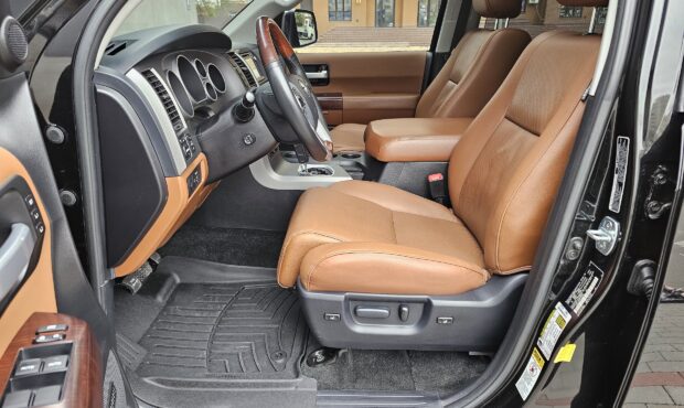 Миниатюра 36 Toyota Sequoia 2016