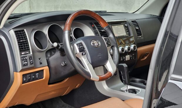 Миниатюра 44 Toyota Sequoia 2016