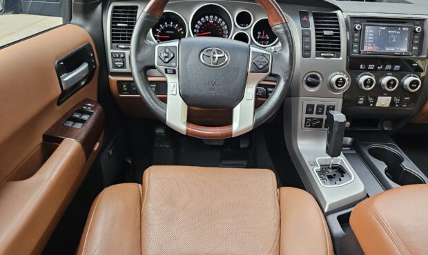 Миниатюра 48 Toyota Sequoia 2016