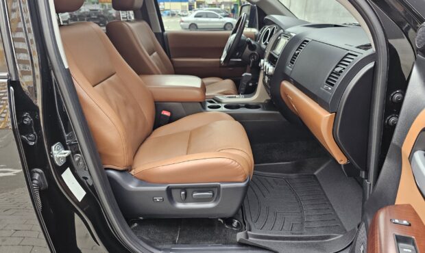 Миниатюра 64 Toyota Sequoia 2016