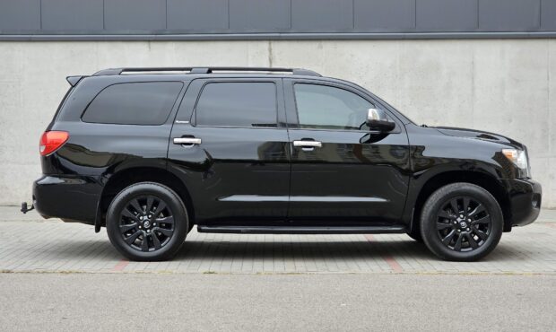 Миниатюра 6 Toyota Sequoia 2016