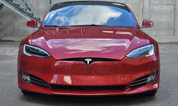 Миниатюра 8 Tesla Model S P90D 2015