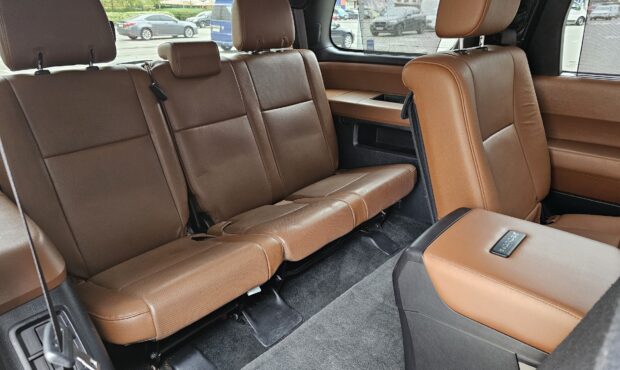 Миниатюра 87 Toyota Sequoia 2016