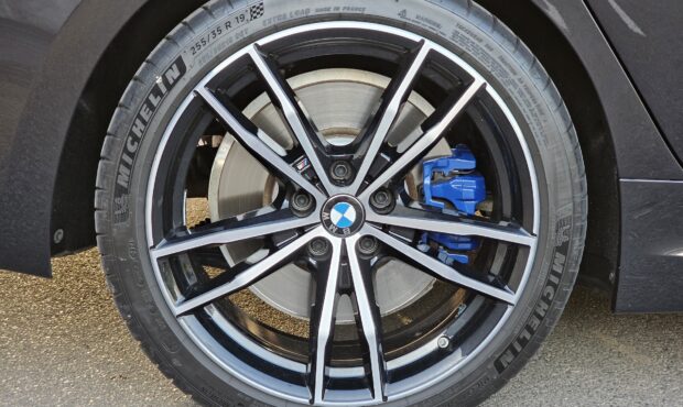 Миниатюра 30 BMW 3 Series 2022