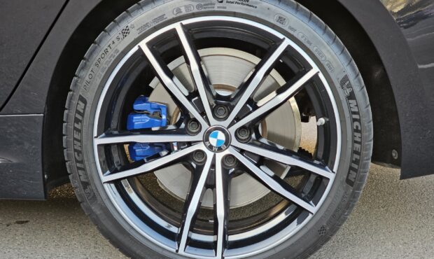 Миниатюра 32 BMW 3 Series 2022