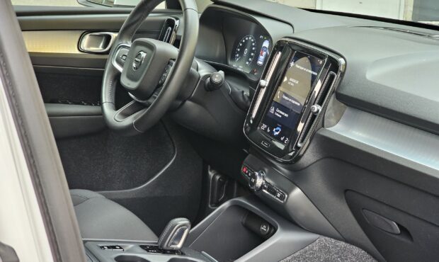 Миниатюра 63 Volvo XC40 2021