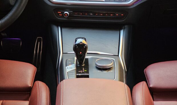 Миниатюра 66 BMW 3 Series 2022