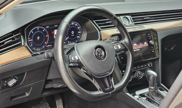 Миниатюра 23 Volkswagen Passat 2017