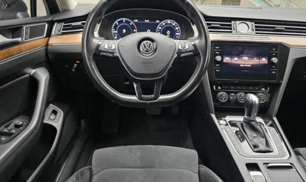 Миниатюра 25 Volkswagen Passat 2017