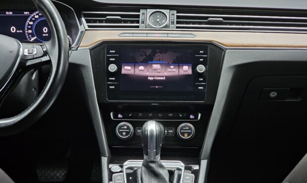 Миниатюра 30 Volkswagen Passat 2017