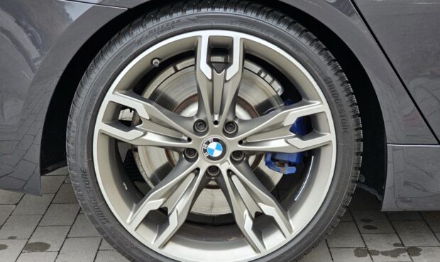 Миниатюра 14 BMW M550i xDrive 2019 4.4