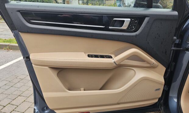 Мініатюра 21 Porsche Cayenne 2018