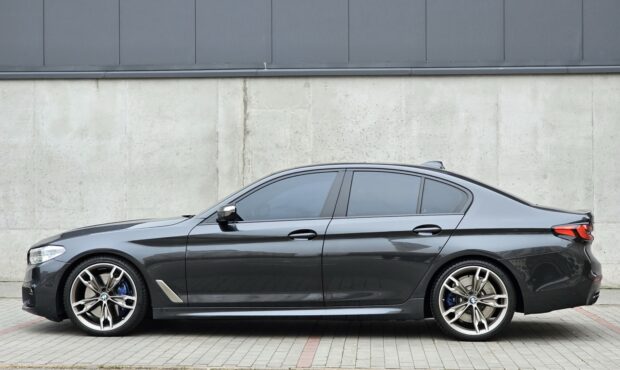 Миниатюра 2 BMW M550i xDrive 2019 4.4