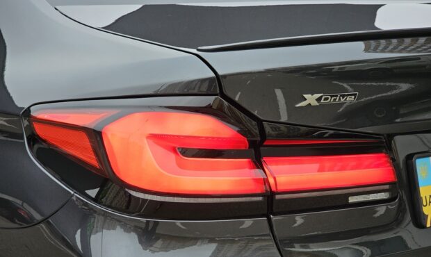 Миниатюра 25 BMW M550i xDrive 2019 4.4