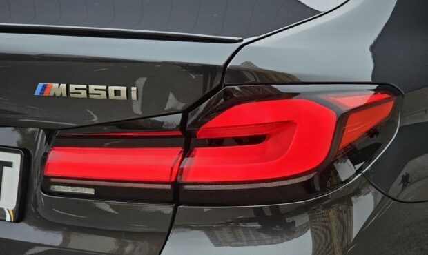 Миниатюра 26 BMW M550i xDrive 2019 4.4