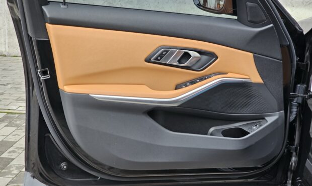 Миниатюра 26 BMW 3 2022/2024