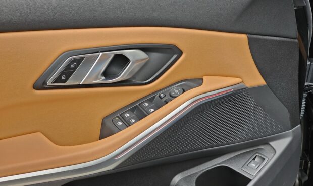 Миниатюра 27 BMW 3 2022/2024