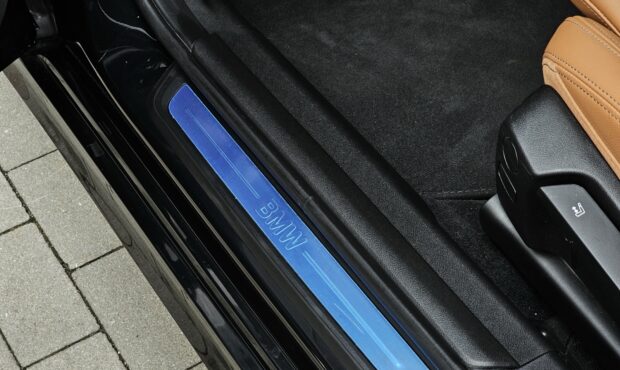 Миниатюра 28 BMW 3 2022/2024