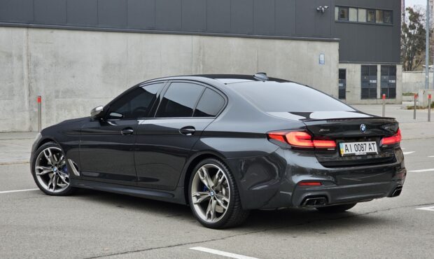 Миниатюра 3 BMW M550i xDrive 2019 4.4