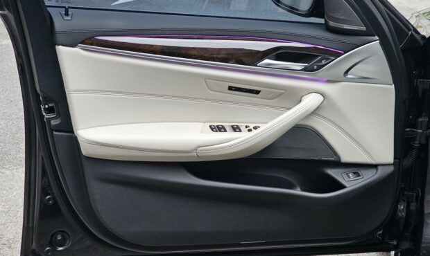 Миниатюра 30 BMW M550i xDrive 2019 4.4