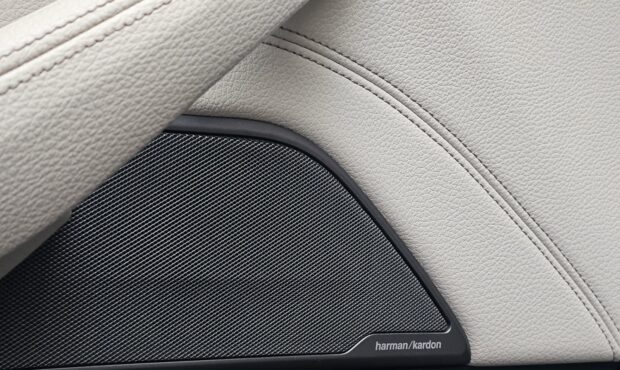 Миниатюра 34 BMW M550i xDrive 2019 4.4