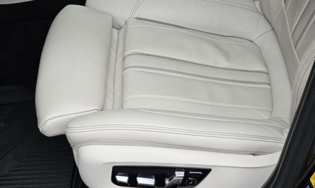 Миниатюра 37 BMW M550i xDrive 2019 4.4