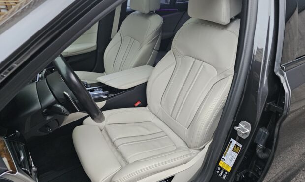 Миниатюра 39 BMW M550i xDrive 2019 4.4