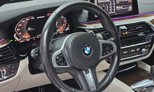 Миниатюра 41 BMW M550i xDrive 2019 4.4