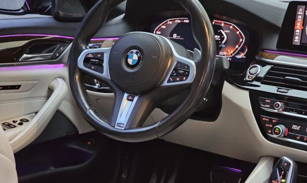 Миниатюра 55 BMW M550i xDrive 2019 4.4