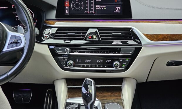 Миниатюра 56 BMW M550i xDrive 2019 4.4