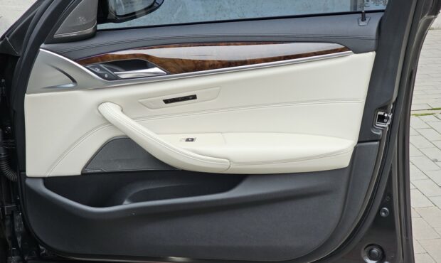 Миниатюра 62 BMW M550i xDrive 2019 4.4