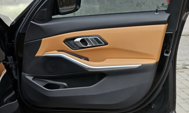 Миниатюра 59 BMW 3 2022/2024