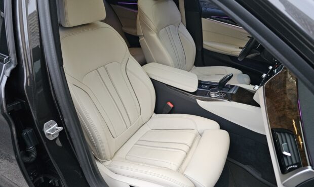 Миниатюра 67 BMW M550i xDrive 2019 4.4