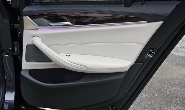 Миниатюра 68 BMW M550i xDrive 2019 4.4