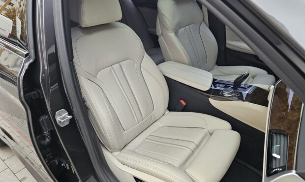 Миниатюра 69 BMW M550i xDrive 2019 4.4