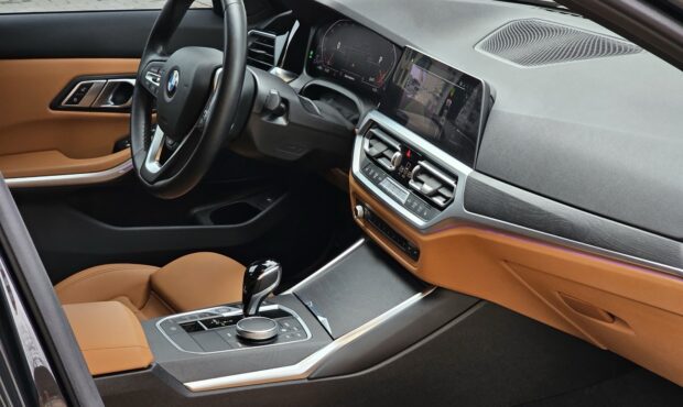 Миниатюра 64 BMW 3 2022/2024