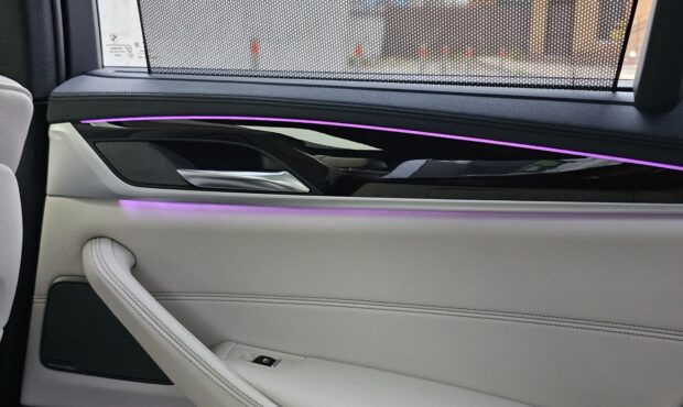 Миниатюра 70 BMW M550i xDrive 2019 4.4