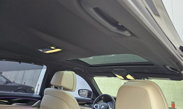 Миниатюра 71 BMW M550i xDrive 2019 4.4