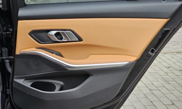 Миниатюра 66 BMW 3 2022/2024