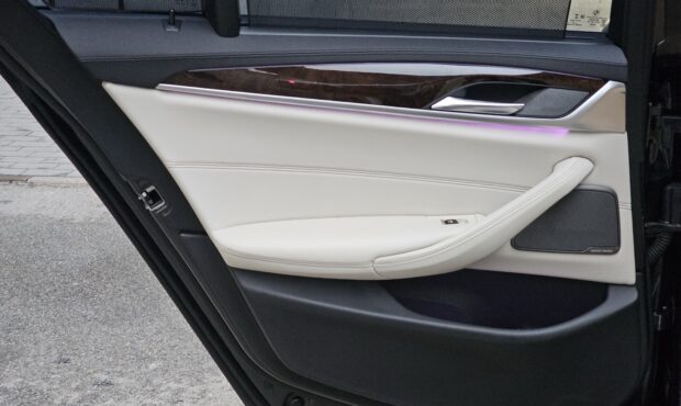 Миниатюра 76 BMW M550i xDrive 2019 4.4