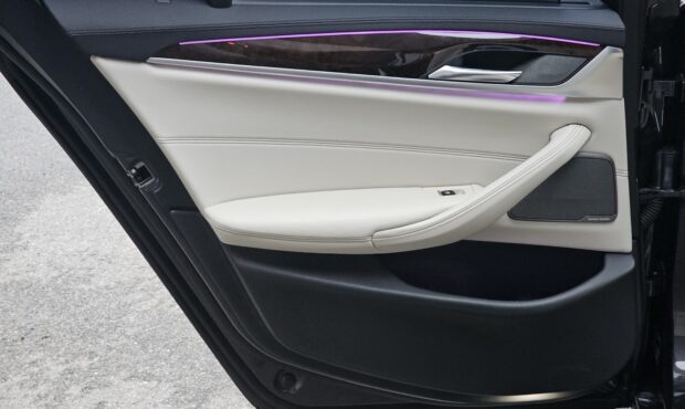 Миниатюра 78 BMW M550i xDrive 2019 4.4