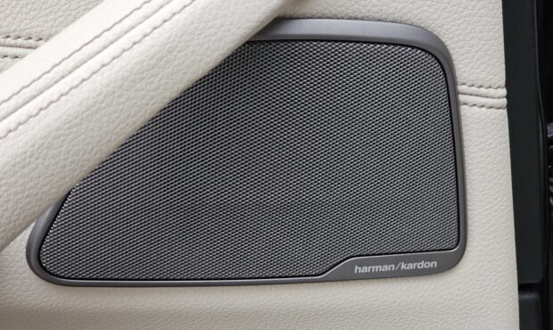 Миниатюра 81 BMW M550i xDrive 2019 4.4