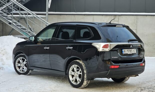 Миниатюра 3 Mitsubishi Outlander 2013