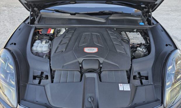 Мініатюра 26 Porsche Cayenne Coupe GTS