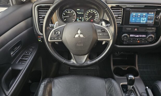 Миниатюра 30 Mitsubishi Outlander 2013