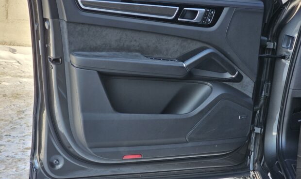 Мініатюра 35 Porsche Cayenne Coupe GTS