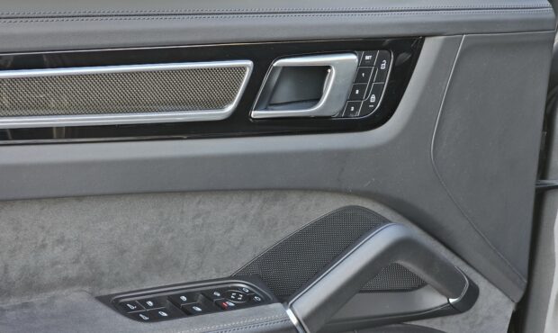 Мініатюра 37 Porsche Cayenne Coupe GTS