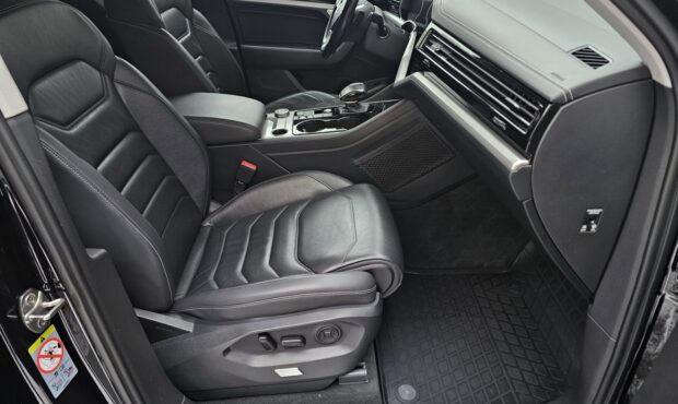 Мініатюра 40 Volkswagen Touareg 2019